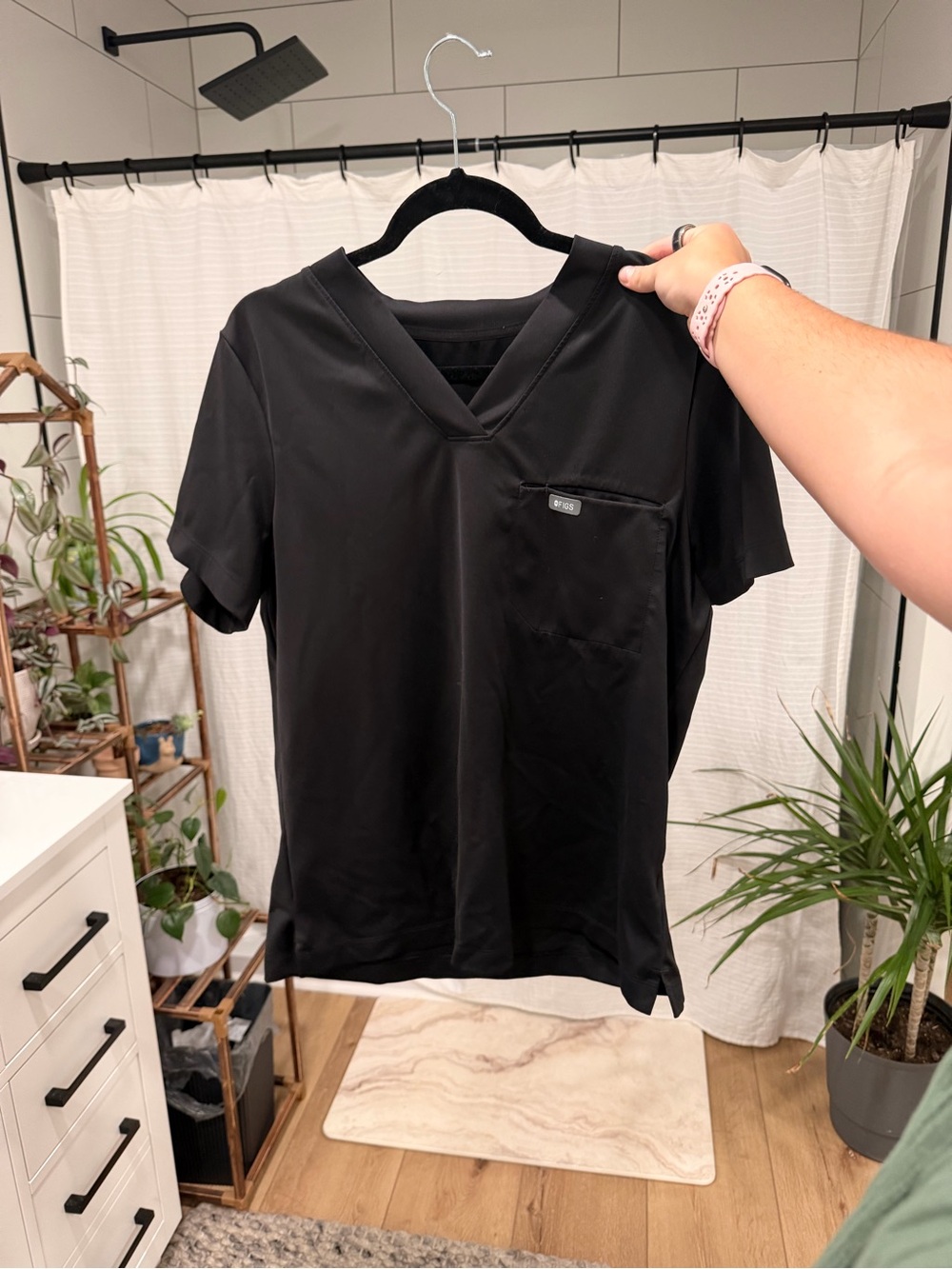 Figs Women's Short Sleeve V-Neck Top in Black
